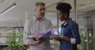 Ofisteki çeşitli iş adamları üzerinde veri işleme animasyonu. Küresel iş ve dijital arayüz kavramı dijital olarak oluşturulmuş video.