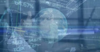 Ofisteki çeşitli iş adamlarının veri işleme ve küresinin animasyonu. Küresel iş ve dijital arayüz kavramı dijital olarak oluşturulmuş video.