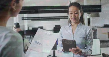 Ofisteki çeşitli iş adamları üzerinde finansal veri işleme animasyonu. Küresel finansman, iş ve dijital arayüz kavramı dijital olarak oluşturulmuş video.