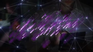 Mor ışık yollarının animasyonu ve dijital tablet kullanan beyaz adam üzerindeki bağlantı ağı. Küresel ağ ve iş teknolojisi kavramı