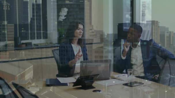 Двое Бизнесменов Мужчина Женщина Обсуждают Ноутбуке Современном Офисе Окружены Городским — стоковое видео