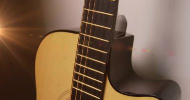 Gitarın üzerinde yanıp sönen ışığın animasyonu. Müzik, enstrümanlar, ses ve gitar konsepti dijital olarak oluşturulmuş video