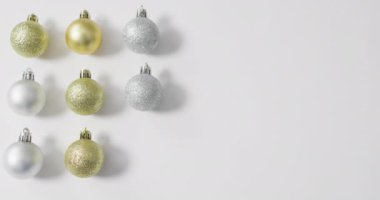 Noel tebriklerinin animasyonu beyaz arka planda takılar üzerine yazılmış mesajlar. Noel, şenlik, gelenek ve kutlama konsepti dijital olarak oluşturuldu.