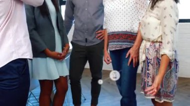 Ofiste birlikte tartışan çeşitli meslektaşlar üzerine dijital simge ağının animasyonu. Küresel ağ ve iş teknolojisi kavramı