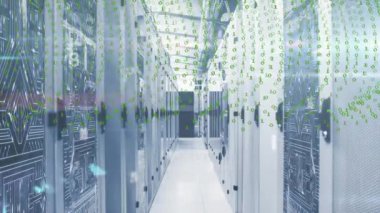 Sunucu odasında şekil ve veri işleme animasyonları. Küresel iş ve dijital arayüz kavramı dijital olarak oluşturulmuş video.