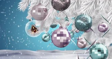 Kış manzarasına takı ve kar yağan Noel ağacının animasyonu. Noel, şenlik, kutlama ve gelenek konsepti dijital olarak oluşturuldu.