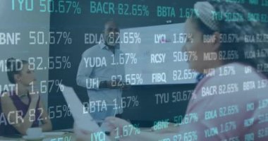 Ticaret kurulunun çok ırklı denetçinin ofiste toplantı odasında sunum yapması üzerine animasyonu. Dijital bileşik, çoklu pozlama, takım çalışması, borsa, yatırım ve teknoloji.