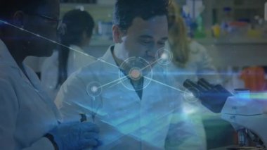 Röntgen taraması yapılan kadın doktorların istatistik ve veri işleme 3animasyonları. Küresel tıp, sağlık ve veri işleme kavramı dijital olarak oluşturulmuş video.