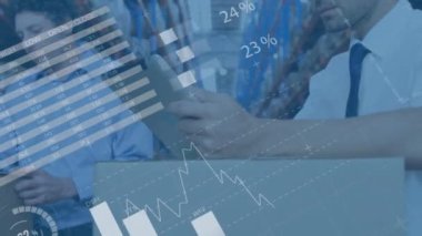 Depoda dijital tablet kullanan Kafkasyalı iş arkadaşlarının bilgi arayüzü animasyonu. Dijital bileşik, çoklu pozlama, rapor, yönetici, dağıtım, nakliye ve teknoloji kavramı.