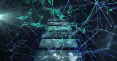 Bağlantı ağı üzerinden ekranlarda veri işleme animasyonu. Küresel hesaplama, bağlantılar, ağlar ve dijital arayüz konsepti dijital olarak oluşturulmuş video.