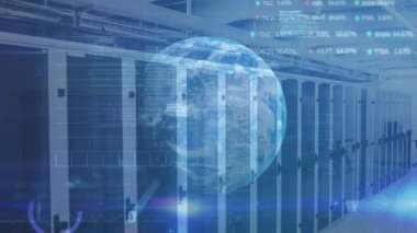 Sunucu odasında dünya ile veri işleme animasyonu. Küresel teknoloji, bilgisayar ve dijital arayüz kavramı dijital olarak oluşturulmuş video.