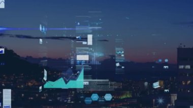 Şehir manzarası üzerinde veri işleme animasyonu. Küresel hesaplama, teknoloji ve dijital arayüz kavramı dijital olarak oluşturulmuş video.