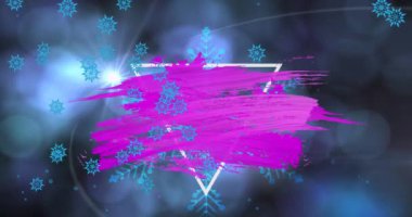 Üçgen üzerinde soyut desenlerin canlandırılması, mercek patlaması, kar tanelerinin bokeh etkisi üzerine düşmesi. Dijital olarak üretilmiş, hologram, Noel şenliği, gelenek ve kış tatili konsepti..