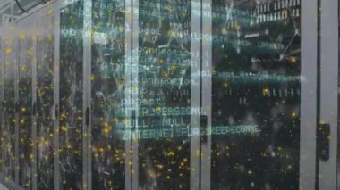 Sunucu odasında şekil ve veri işleme animasyonları. Küresel iş ve dijital arayüz kavramı dijital olarak oluşturulmuş video.