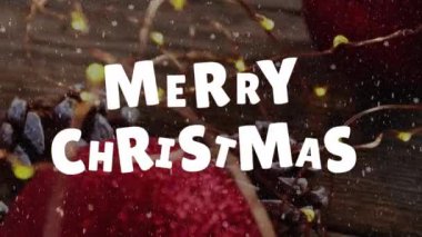 Ahşap arka plandaki Noel süslemelerinin üzerine yağan karla ilgili mutlu Noel animasyonları. Noel, kış, gelenek ve kutlama konsepti dijital olarak oluşturuldu.