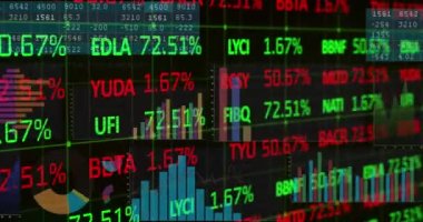 Siyah arkaplana karşı birden fazla rakamlı çok renkli grafikler üzerinden işlem tahtası animasyonu. Dijital olarak üretilmiş, hologram, borsa, yatırım, rapor, finans ve iş konsepti.
