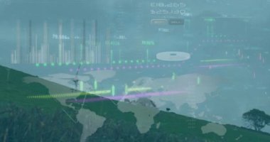 Yeşil arazideki yel değirmenleri üzerinde açık gökyüzüne karşı bilgi arayüzü animasyonu. Dijital bileşik, çoklu pozlama, küresel, iş, sürdürülebilir enerji, güç üretimi ve teknoloji.