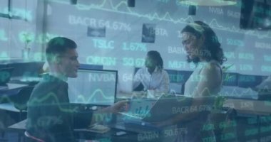 Değişik meslekdaşların ofiste strateji tartışmaları üzerine ticaret kurulunun animasyonu. Dijital bileşik, çoklu pozlama, takım çalışması, finans, borsa, yatırım ve teknoloji kavramı.