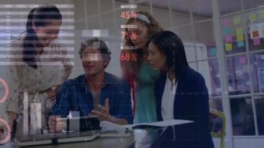 Ofiste birlikte çalışan çeşitli iş adamlarının finansal verilerinin ve grafiklerinin animasyonu. İş, finans, ekonomi ve işbirliği konsepti dijital olarak oluşturulmuş video.