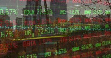 Şehirdeki finansal verilerin ve grafiklerin animasyonu. Küresel iş, şehir hayatı, finans ve ekonomi kavramı dijital olarak oluşturulmuş video.