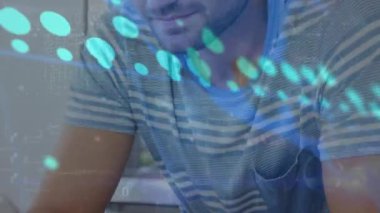 Beyaz adamın akıllı telefon kullanarak veri işleme animasyonu. Dijital olarak oluşturulmuş küresel bağlantılar, teknoloji ve veri işleme kavramı.
