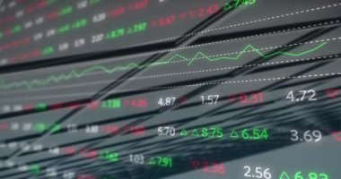 Bu grafikler ve rakamlar değişen bir borsa ekran panosunun animasyonu. Manzara, ön planda borsa panosu olan modern bir ofis binasına benziyor. Dijital olarak oluşturulmuş.