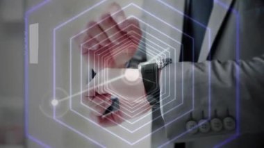 Bildirim simgelerinin numaraları, bağlantılı noktalar, akıllı yama kullanan insanın orta kesimi. Dijital bileşik, çoklu pozlama, altıgen, sosyal medya, iletişim ve teknoloji kavramı.