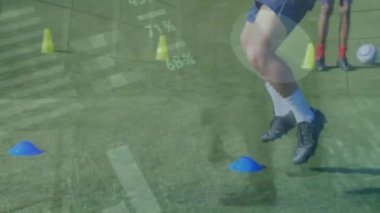 Spor sahasında beyaz erkek futbolcu eğitimi üzerine istatistiksel veri işleme animasyonu. İş verileri ve spor kavramı