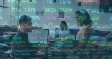 Grafiklerin animasyonu, ticaret kurulu, çok ırklı iş arkadaşlarının ofiste dizüstü bilgisayarla raporları tartışması. Dijital bileşik, çoklu pozlama, takım çalışması, finans, borsa, yatırım ve teknoloji.