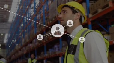Depo 'da çalışan beyaz adam üzerinden insanlarla olan bağlantıların animasyonu. Küresel taşımacılık, iş, finans ve ağ konsepti dijital olarak oluşturulmuş video.