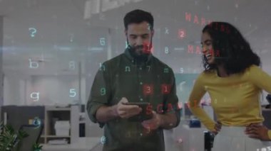 Ofisteki çeşitli iş adamları üzerinde veri işleme animasyonu. Küresel iş ve dijital arayüz kavramı dijital olarak oluşturulmuş video.