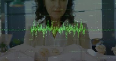 Beyaz iş kadınının mimari modeli incelemesi üzerine yeşil ses dalgaları ve rakamların animasyonu. Dijital bileşik, çoklu pozlama, mimar, planlama, iş ve ofis kavramı.