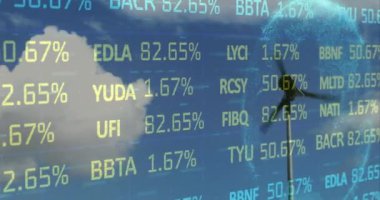 Borsa veri işleme animasyonu ve mavi gökyüzüne karşı dönen yel değirmeninin üzerindeki dünya. Küresel ekonomi ve yenilenebilir enerji teknolojisi kavramı