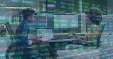 Ticaret kurulunun animasyonu, Afrika kökenli Amerikalı iş arkadaşlarının teknolojiyle ilgili raporları incelemesi. Dijital bileşik, çoklu pozlama, rapor, finans, borsa, yatırım, iletişim.