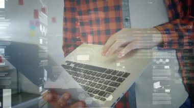 Ofislerinde dizüstü bilgisayar ve dijital tablet kullanan bir grup yönetici. Çeşitli finansal tablolara bakıyorlar, bu da mali konular hakkında tartıştıklarını ve kararlar aldıklarını gösteriyor..