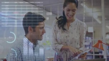 Ofiste tartışan erkek ve kadın meslektaşların istatistiksel veri işleme animasyonu. İş veri teknolojisi kavramı