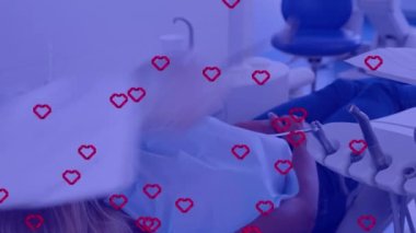 Dişçi koltuğundaki kadın hasta üzerinde kırmızı kalplerin ve mor rengin canlandırılması. Diş sağlığı, ilaç, sağlık hizmetleri ve dijital olarak oluşturulmuş veri işleme kavramı.