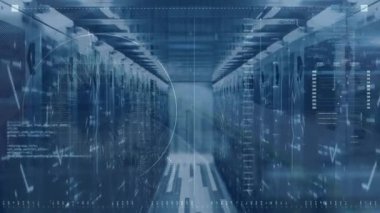 Sunucu odasında tarama yaparak veri işleme animasyonu. Küresel teknoloji, bilgisayar ve dijital arayüz kavramı dijital olarak oluşturulmuş video.