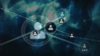 Karanlık arkaplandaki simgelerle bağlantı ağının animasyonu. Dijital olarak oluşturulmuş küresel bağlantılar, ağlar ve veri işleme kavramı