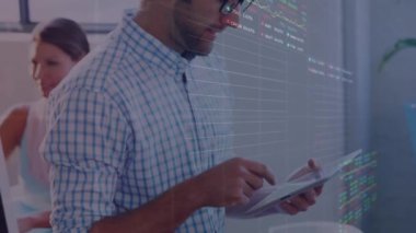 Ofiste tablet üzerinde çalışan beyaz adamın finansal grafiklerinin ve verilerinin animasyonu. İş, finans, ekonomi ve dijital olarak üretilen video teknolojisi kavramı.