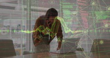 Afro-Amerikan iş kadını üzerinden veri işleme ve bağlantı ağının animasyonu. Küresel finansman, iş ve dijital arayüz kavramı dijital olarak oluşturulmuş video.