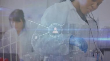 Profil simgelerinin animasyonları, laboratuvarda çalışan Afrikalı Amerikalı bilim adamlarının çizgileriyle birbirine bağlanıyor. Dijital bileşik, çoklu maruz kalma, tıbbi, sağlık, araştırma, iletişim, teknoloji.