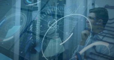 5G metnin animasyonu, veritabanı, radarlar, sunucu deposuna bakan Kafkas teknisyeni. Dijital bileşik, çoklu pozlama, iletişim, ağ oluşturma, teknoloji, düşünme, ağ sunucusu.