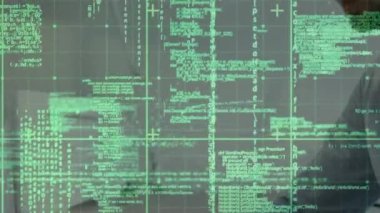 Dizüstü bilgisayarla insan üzerinde veri işleme animasyonu. Küresel iş, finans ve veri işleme kavramı dijital olarak oluşturulmuş video.