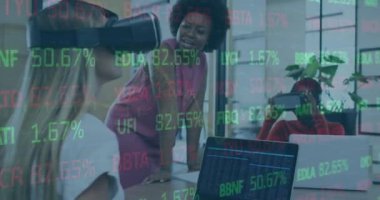 Bu video, VR kulaklık takarken el kol hareketi yapan bayan ofis arkadaşlarını gösteriyor. Video küresel finans, iş ve veri işleme kavramını gösteriyor.