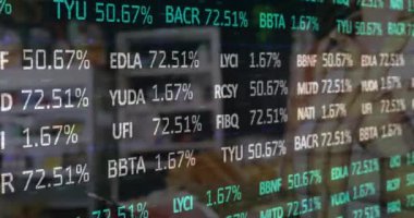 Akıllı telefondan ödeme yapan beyaz bir kadın hakkında finansal veri işleme animasyonu. Küresel iş, finans ve dijital arayüz kavramı dijital olarak oluşturulmuş video