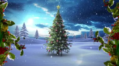 Yeşil yaprakların animasyonu, kış manzarasında Noel ağacının üzerine yağan kar ve süslemeler. Noel şenliği ve kutlama konsepti