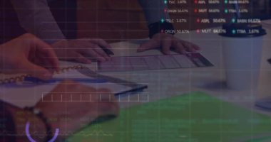 Çeşitli iş adamları üzerinde finansal veri işleme animasyonu. Küresel finansman, iş ve dijital arayüz kavramı dijital olarak oluşturulmuş video.