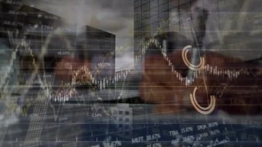 Yüksek binalara karşı not tutan bir adamın orta bölümündeki finansal veri işleme animasyonu. Küresel ekonomi ve iş veri teknolojisi kavramı