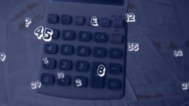 Vintage hesap makinesinin üzerinde yüzen sayıların animasyonu. Küresel finans, ekonomi, muhasebe ve bütçe kavramı dijital olarak oluşturulmuş video.